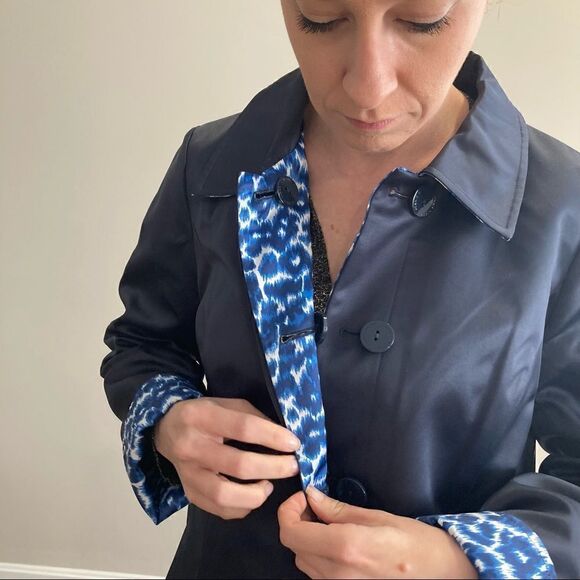 🥳 Host Pick! Dennis Basso Women’s Navy Blue/ Animal Print Reversible Button Up S - Picture 5 of 7
